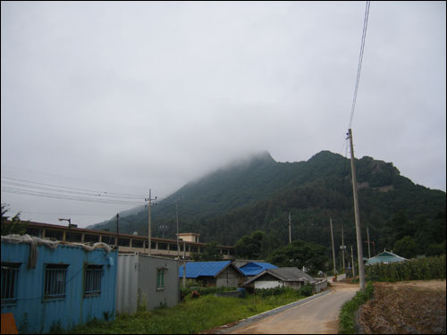 새벽 안개 낀 마을 전경. 그러나 오전부터 뜨거운 햇볕이 내리쬐었다. 